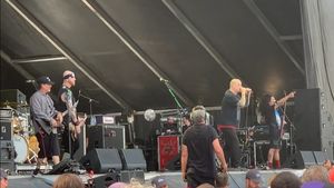 2019년 The Illegals와 함께 공연하는 안젤모