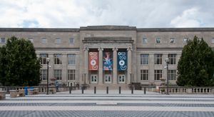 COSI(COSI) (동쪽 입구)는 테마별, 상호 작용적인 과학 전시회를 특징으로 한다.