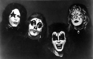 1974년 키스 오리지널 라인업. 왼쪽부터: 폴 스탠리, 피터 크리스, 진 시몬스, 에이스 프레일리