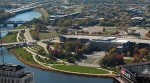 사이오토 마일은 다운타운 콜럼버스와 프랭클턴, 콜럼버스 사이의 사이오토 강 양쪽에 있는 9개의 공원을 포함한다.