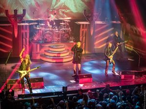 2018년 4월 19일 샌프란시스코의 워필드 극장에서 Firepower World Tour의 일환으로 공연하는 주다스 프리스트, 기타는 글렌 팁톤을 대신하여 앤디 스닙이 맡았다.