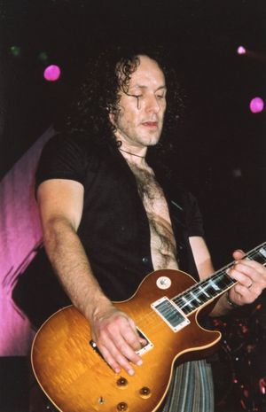 기타리스트 비비안 캠벨 2003년. 그는 1992년에 데프 레퍼드에 합류했다.