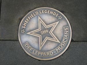 데프 레퍼드가 2006년 고향 셰필드에 설치한 셰필드 레전드 명판