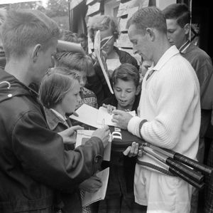 로드 레이버가 1962년 7월 네덜란드 선수권 대회에서 사인하는 모습