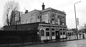 메릴랜드 포인트, 스트랫포드에 위치한 카트 앤 호스스 펍은 1976년 아이언 메이든이 처음으로 공연했던 곳이다. 이 건물은 공식적으로 "아이언 메이든의 탄생지"로 명명되었다.