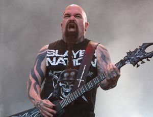 기타리스트 케리 킹은 슬레이어의 두 명의 변함없는 멤버 중 한 명이다.