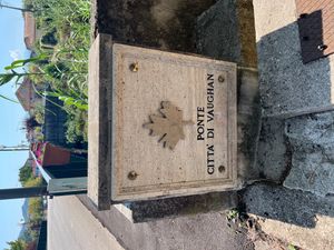 소라(라치오)의 자매 도시인 캐나다 본을 기념하여 명명된 다리