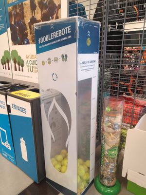 스페인 스포츠 용품점에서 테니스 공 재활용 쓰레기통