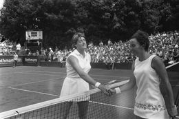 마거릿 코트(왼쪽)와 케리 레이드(오른쪽). 1970년 8월 2일, 네덜란드 힐베르쉼.