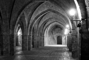 교황 궁전으로도 알려진 팔라초 베스코빌레의 아치.