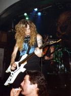 젊은 시절의 맥스 카발레라(보컬/기타)