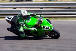 가와사키 닌자 ZX-10R을 타고 브랜드 해치를 달리는 타마다 마코토 (2008년 8월)