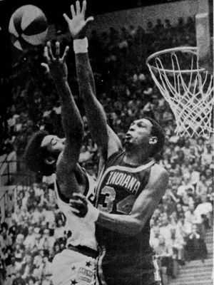 멜 다니엘스(오른쪽)는 1968년부터 1974년까지 인디애나에서 선수 생활을 했다. 그의 등번호 34번은 1985년에 영구 결번되었다.