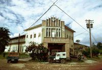 1967년에 촬영된 구 남양청 팔라우 지청 청사. 비포장 도로 때문에 도로가 갈색이다.