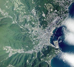 아타미시 중심부의 항공 사진. 평지는 거의 없고, 시가지와 주택지는 경사지에 형성되어 있다.2017년 8월 9일 촬영한 9장을 합성하여 제작. 국토교통성 국토지리원 지도・항공사진 열람 서비스의 항공 사진을 바탕으로 제작.