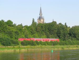 엘베강 좌안 베를린-드레스덴 철도 노선, 브리즈니츠 교회를 배경으로 드레스덴 시내 지역의 레기오날반 열차