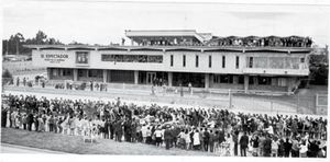 엘 에스펙타도르는 마약 거래에 강경한 태도를 보였으며, 1982년 에스코바르의 하원 진출 후 그의 범죄 행위를 공개했다. 편집장 기예르모 카노는 1986년 총격을 받았고, 시설은 1989년 9월 차량 폭탄 공격으로 파괴되었다.