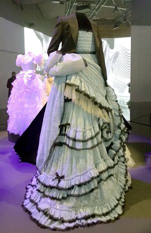 알레산드로 미켈레가 해리 스타일스를 위해 제작한 맞춤형 파란색 구찌 드레스는 2022년 빅토리아 앤 앨버트 박물관에서 "패셔닝 매스큘리니티: 남성복의 예술"이라는 전시회에 전시되었다.