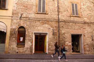 창문으로 바뀐 "포르타 데이 모르티"