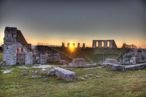 해질녘 구비오 로마 극장