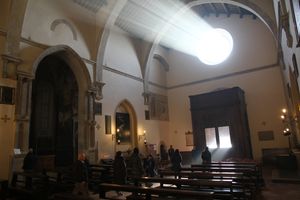 산 조반니 광장의 장미 창문을 통과하는 햇빛