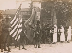 1917년 7월 4일 파리에 도착한 미국 보병의 제16 보병 및 제1 사단에 적십자 간호사가 빵과 커피를 제공하고 있다.