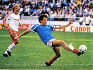 1986년 FIFA 월드컵에서 프랑스 대표팀 유니폼을 입고 경기하는 페르난데스