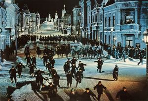 차르의 용기병이 평화 시위를 공격한다.