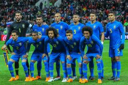 알리송(검은색 유니폼)이 2018년 브라질 대표팀과 함께 정렬해 있다.