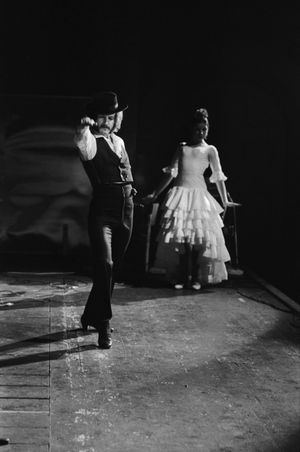 핀란드 플라멩코 무용수 레이마 니키넨과 1971년 12월에 신원이 밝혀지지 않은 여성 무용수