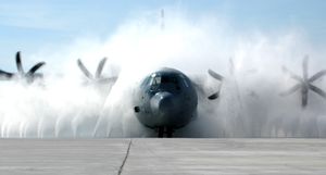 미국 미시시피주 케슬러 공군 기지에서 청소되는 C-130J