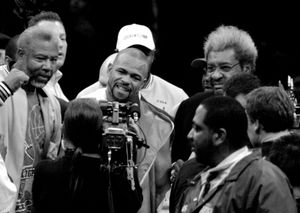 킹(오른쪽)은 로이 존스 주니어가 펠릭스 트리니다드를 이긴 후인 2008년에 함께 찍은 사진이다.