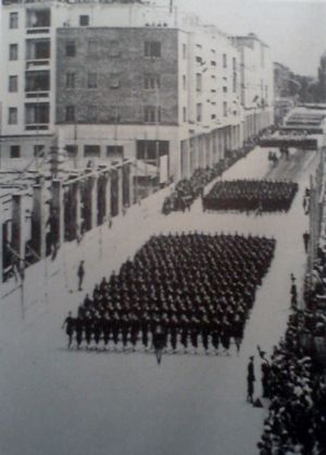 1930년 경 볼차노의 코르소 리베르타에서 열린 국방의용군(MVSN) 퍼레이드.