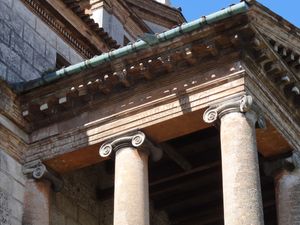 포르티코를 지지하는 기둥