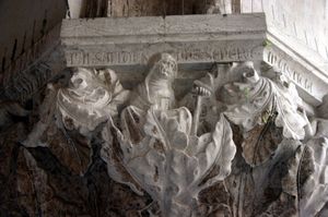 현관의 기둥머리 #12 (모퉁이의 기둥머리를 #0으로 계산, 탄식의 다리 근처): "미덕과 악덕의 알레고리" – "Falsa fides in me semper est"