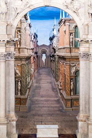 porta regia}}를 통해 본 모습.