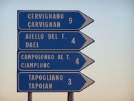 산 비토 알 토레 인근의 이중 언어 도로 표지판 (이탈리아어 및 프리울리어)