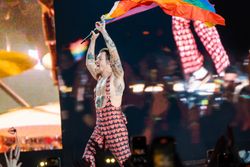 레인보우 플래그를 흔드는 해리 (2023년)