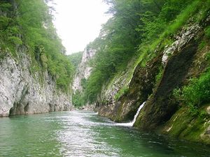  네레트바 강 풍부한 담수 카르스트 대수층 - 글라바티체보 바로 하류이자 코니츠 전의 뚜렷한 세 협곡 중 두 번째 협곡