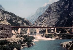 네레트바강 중류 협곡의 드레잔카 지류 위에 있는 철교, 약 1970년, 인공 호수 형성 10년 전