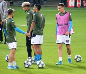 지엘린스키(오른쪽에서 첫 번째)가 2019년 나폴리와 함께 워밍업을 하는 모습