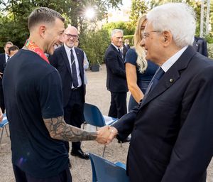 베르나르데스키(왼쪽)가 세르지오 마타렐라 이탈리아 대통령(오른쪽)과 이탈리아의 유로 2020 우승 후 로마에서 악수하고 있다.