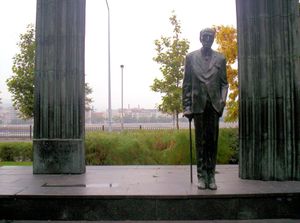 카로이의 동상 (부다페스트, 커셔트 러요스 광장에 위치)