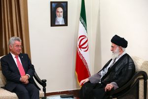 2015년 9월 8일 테헤란에서 알리 하메네이 이란 최고 지도자와 함께 있는 피셔