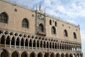 14세기와 15세기 구조의 경계를 나타내는 두칼레 궁전의 피아제타 파사드의 기둥