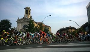 코파 베르노키 2014. 배경에는 파라비아고의 성 게르바시오와 프로타시오 교회가 있다.