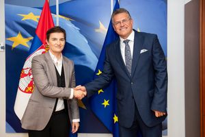 브르나비치, 2023년 7월 4일 브뤼셀에서 유럽 연합 집행위원회 부위원장 마로스 셰프초비치와 함께