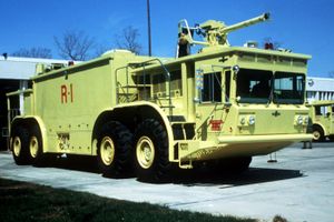 라임색 Oshkosh P-15 소방차