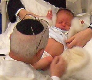 유대교 할례 의식을 준비하는 모습