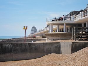 헤이스팅스 부두에서 마린 코트(멀리 보임) 너머로 뻗어 있는 2층 산책로로, 워리어 광장에서 끊어지며, 1930년대에 구 간부 시드니 리틀이 건설함